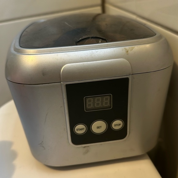 Brookstone Ultrasonic Jewelry Cleaner. - Picture 3 of 4